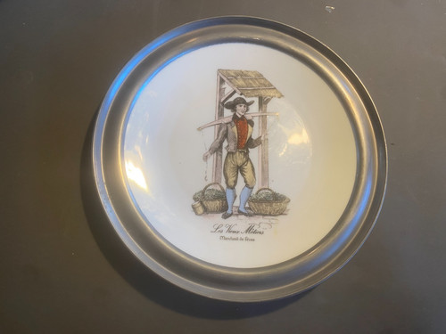 Une assiette céramique - assiette, en